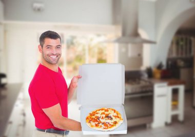 Pizza gösterilen teslimatçı 