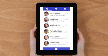 tablet bilgisayardaki kişi tarafından düzenlenen sohbet listesine 