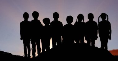 Satır gökyüzü karşı ayakta siluet çocuklar