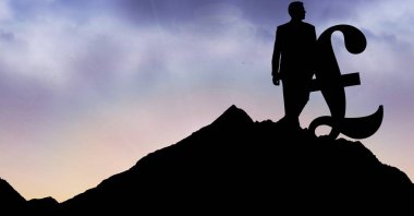 Siluet işadamı Lirası ile dağ gökyüzü karşı oturum