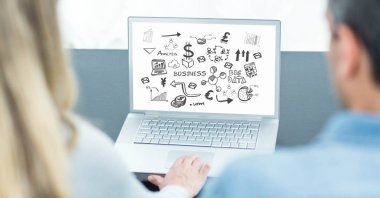 İş adamları dizüstü bilgisayarda grafik arıyorsunuz