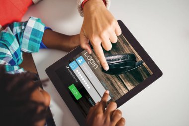 Tablet kullanarak insanların Üstten Görünüm 