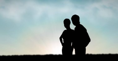 Siluet çift ayakta gökyüzü karşı