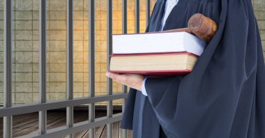 Tokmak ve kitap yargıç