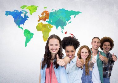 Grup renkli harita yanındaki insan 