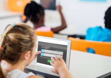 Tablet ile sınıfındaki kız