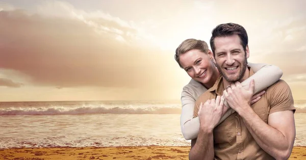 Casal feliz na praia — Fotografia de Stock