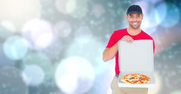 Liefermann zeigt Pizza über Bokeh — Stockfoto