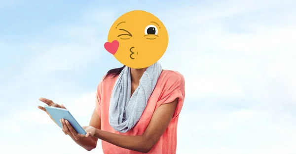 태블릿을 사용 하 여 얼굴에 emoji와 여자 — 스톡 사진