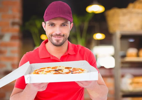 Deliveryman mutatja a pizza — Stock Fotó