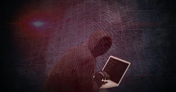 Hacker používající notebook s palcem tisku na obrazovce — Stock fotografie