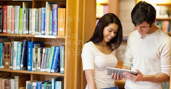 Verschillende wiskundige vergelijkingen door college students — Stockfoto