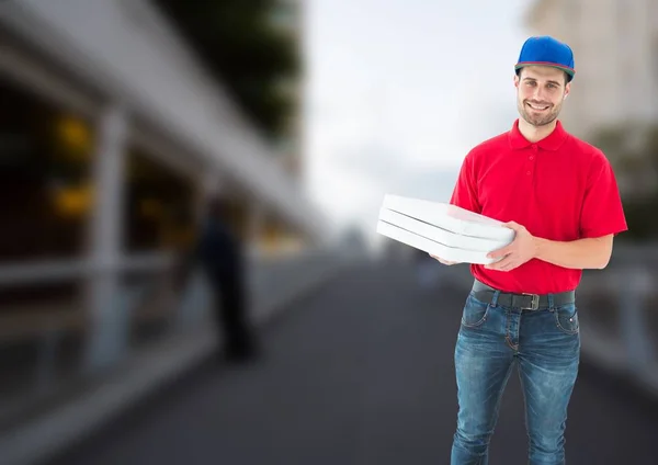 Tukang antar dengan kotak pizza di jembatan — Stok Foto