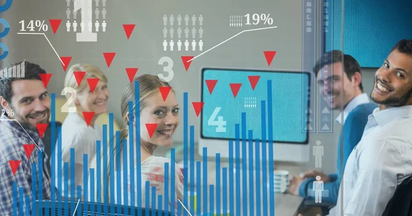 Forretningsfolk med graf i kontor – stockfoto