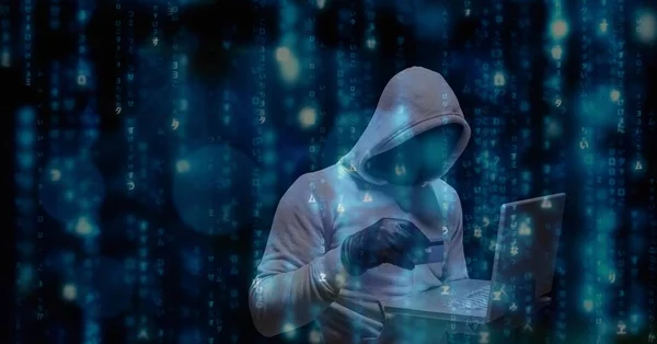 Digitales zusammengesetztes Bild eines Hackers mit Kreditkarte und Laptop — Stockfoto