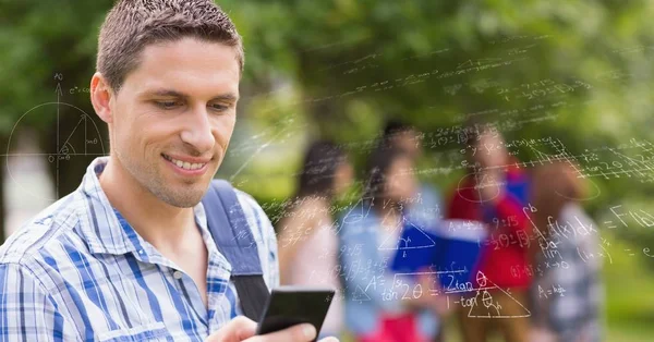 Imagen generada digitalmente de un estudiante universitario masculino usando el teléfono mediante varias fórmulas matemáticas con amigos — Foto de Stock