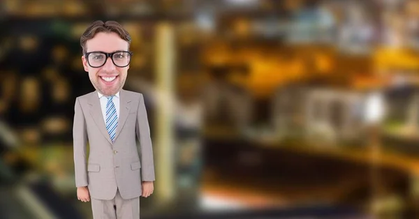 Nerd affärsman i kostym stående i office — Stockfoto
