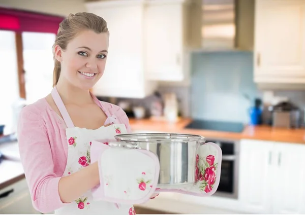 Mulher cozinhar com a panela em casa — Fotografia de Stock