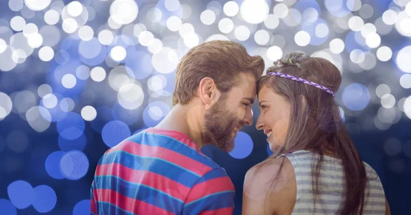 Visão traseira do casal sorrindo sobre bokeh — Fotografia de Stock