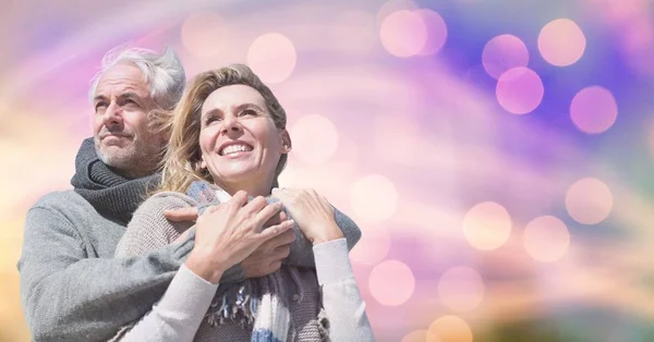 Pareja feliz en ropa de abrigo — Foto de Stock