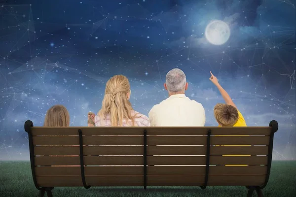 Familie beobachtet den Mond — Stockfoto