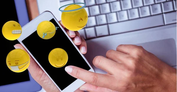 Emojis 그것 나오는 동안 휴대 전화를 사용 하 여 손 — 스톡 사진