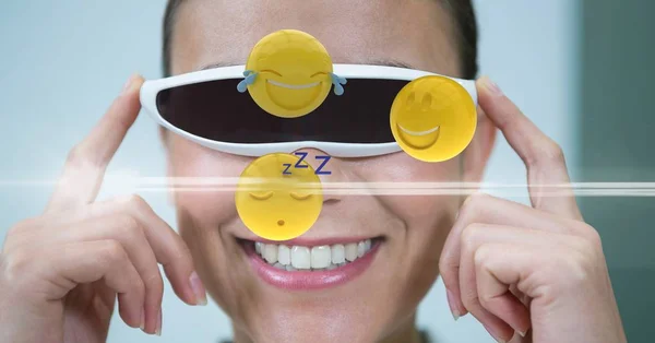 Lycklig kvinna tittar på olika emojis — Stockfoto