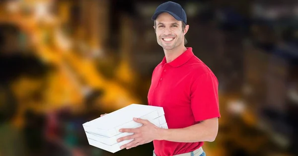 Entrega homem segurando caixa de pizza — Fotografia de Stock