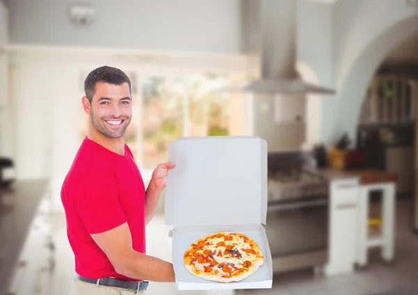 Lieferant zeigt die Pizza — Stockfoto