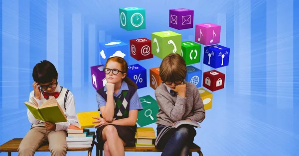 Bambini che studiano con le icone delle app — Foto Stock