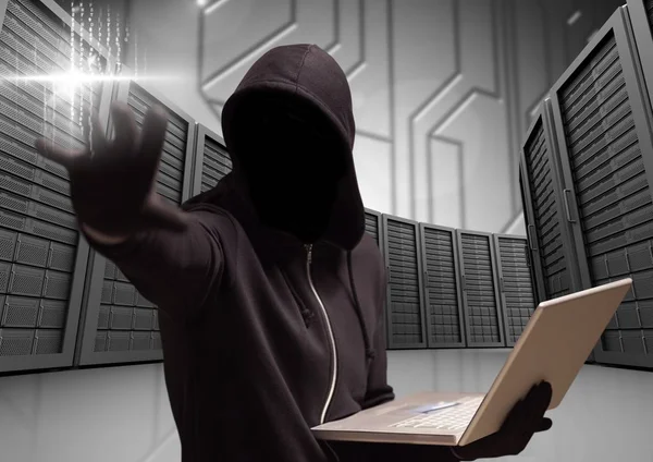 Anônimo Criminal no capuz com laptop — Fotografia de Stock