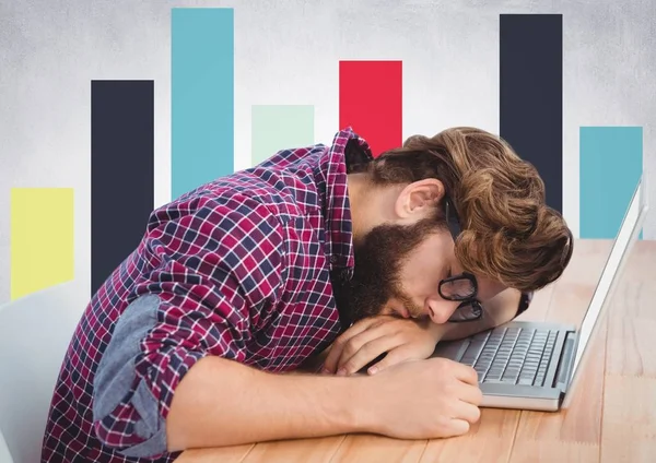 Homem dormindo no laptop e gráfico colorido — Fotografia de Stock