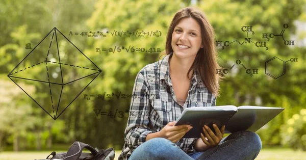 Imagen compuesta digital de ecuación matemática con una estudiante universitaria sonriente en segundo plano — Foto de Stock