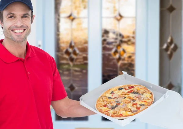 Repartidor feliz mostrando la pizza — Foto de Stock