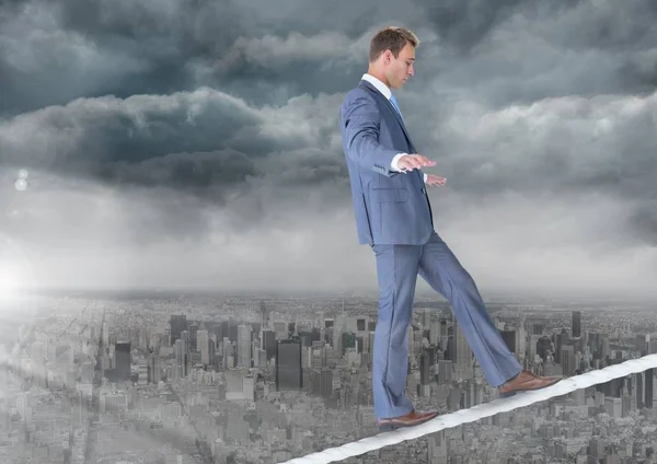 Walking affärsman på lina över staden och moln — Stockfoto
