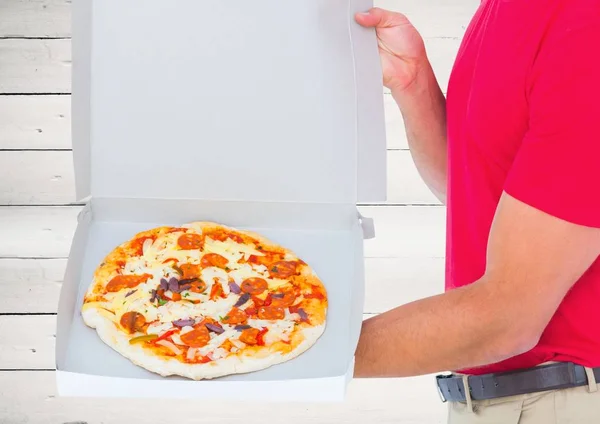 Pizza in het vak met bezorger — Stockfoto
