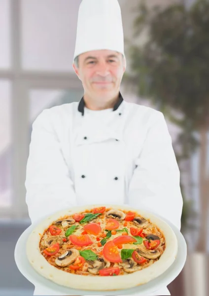 Szef kuchni z pizza w restauracji — Zdjęcie stockowe