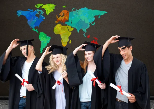 Estudiantes graduados bajo Mapa Colorido — Foto de Stock