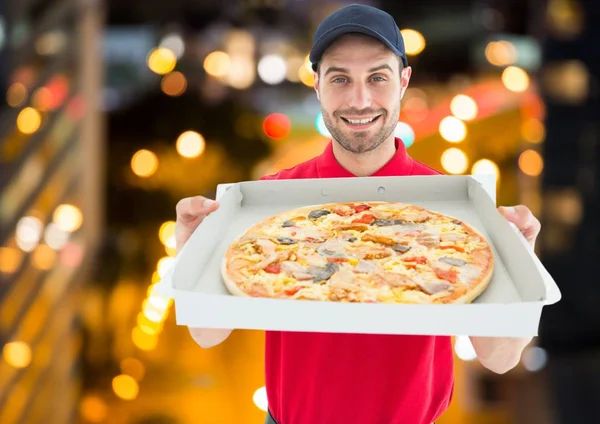 Deliveryman mutatja a pizza — Stock Fotó