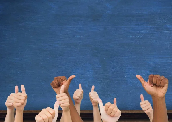 Mensen tonen duimen omhoog — Stockfoto