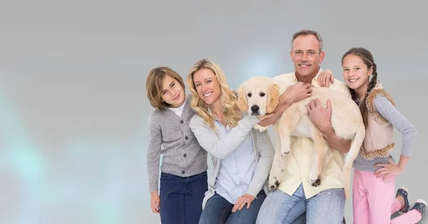 Retrato de familia feliz con perro —  Fotos de Stock