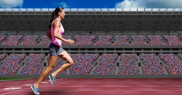 Sportswoman courir sur les pistes contre les bâtiments — Photo
