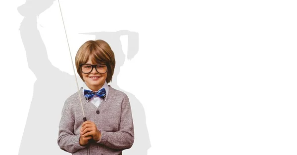 Цифровое изображение улыбающегося мальчика, держащего палку с тенью аспиранта на заднем плане — стоковое фото