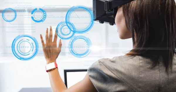Imprenditrice guardando cerchio su occhiali VR — Foto Stock