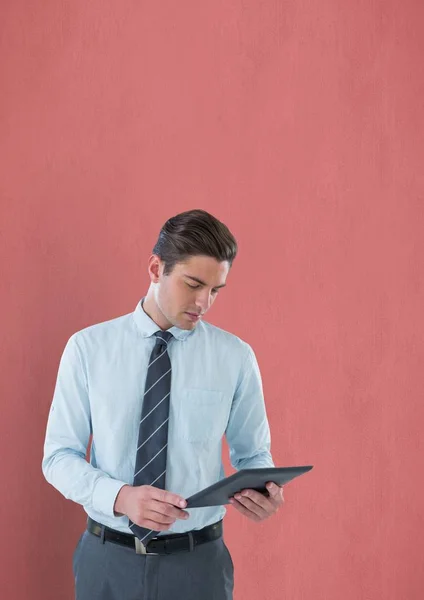 Uomo d'affari in possesso di tablet digitale su sfondo colorato — Foto Stock