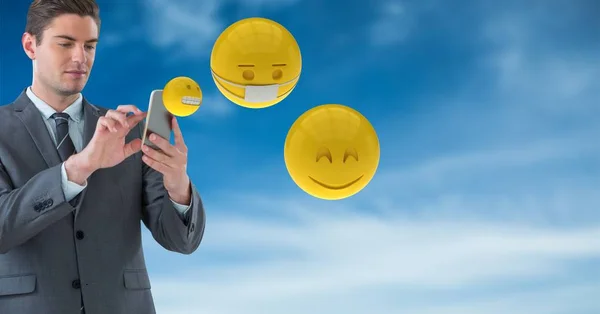 Affärsman som använder smartphones samtidigt emojis som flyger — Stockfoto