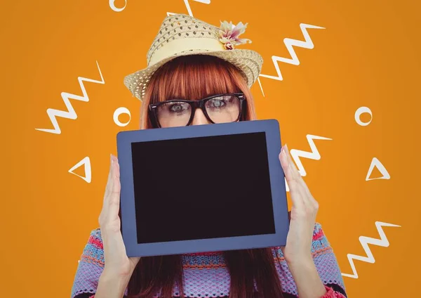 Mulher de chapéu de palha com tablet — Fotografia de Stock