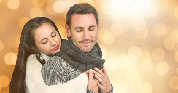 Vrouw met ogen gesloten omhelst man in de winter — Stockfoto