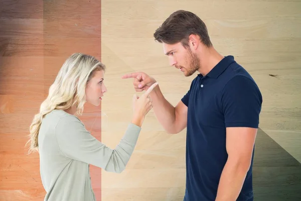 Hombre y mujer señalando mientras discuten — Foto de Stock