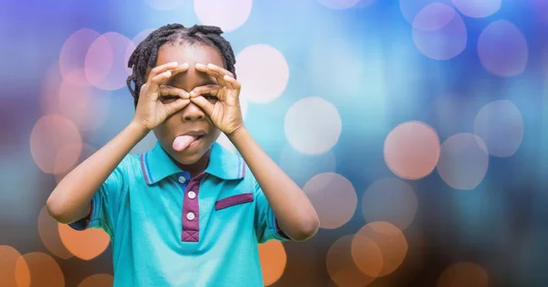 Šťastná dívka škádlení nad bokeh — Stock fotografie